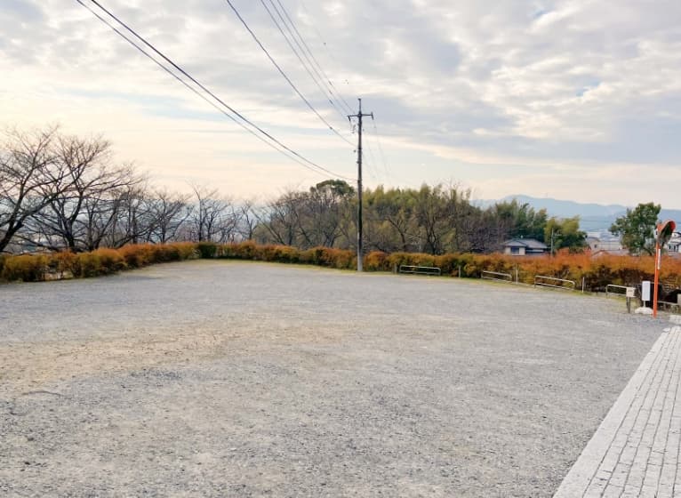 お寺の前にある無料駐車場