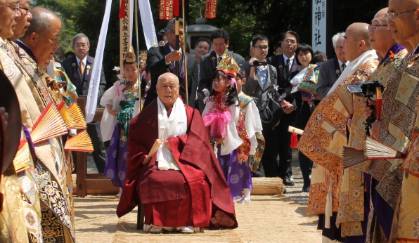 庭讃の様子