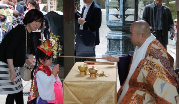 お寺でお加持をしている様子
